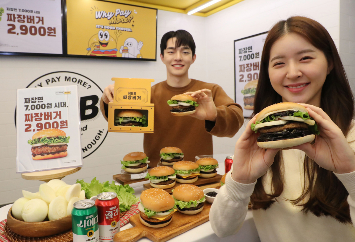 ▲14일 서울 중구 무교동 노브랜드 버거 서울시청점에서 모델들이 역대급 가성비로 즐길 수 있는 ‘짜장버거’를 소개하고 있다. (사진제공=신세계푸드)