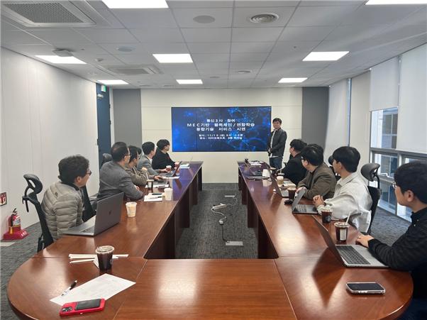 ▲아이크래프트는 10일 한국전자통신연구원(ETRI)와 통신3사가 참여한 가운데, 국책연구과제의 결과물로 ‘통신사의 5G MEC 환경에서 AI기술인 연합학습 기술과 블록체인 기술이 결합된 서비스’를 시연했다고 14일 밝혔다. 사진은 시연회 당시 모습이다. (사진제공=아이크래프트)