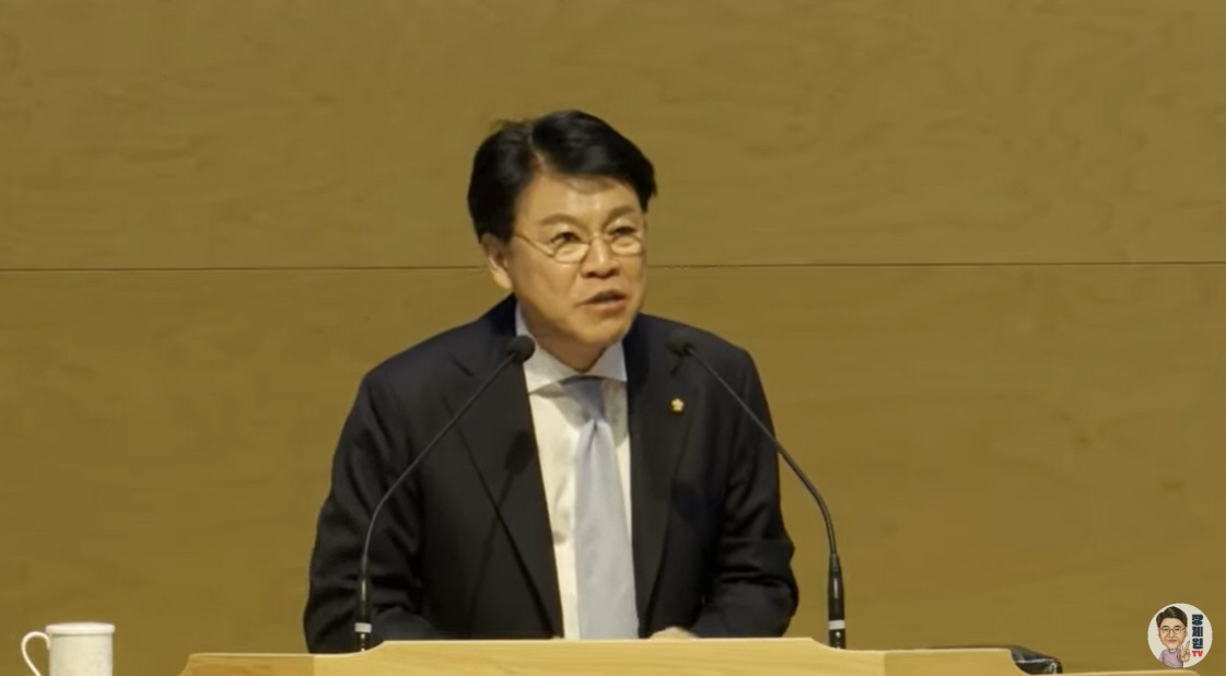 ▲장제원 국민의힘 의원이 한 교회 연단에서 간증하고 있다. (뉴시스)
