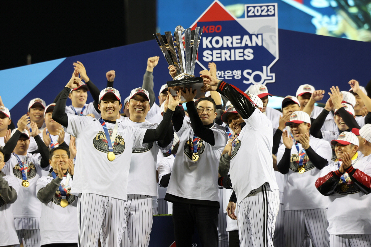 ▲13일 서울 송파구 잠실야구장에서 열린 ‘2023 신한은행 쏠 KBO 한국시리즈(KS)’ 5차전 kt 위즈와 LG 트윈스의 경기에서 LG 트윈스가 6대2로 승리하며 한국시리즈 우승을 차지했다. 구광모 회장, 염경엽 감독, 김현수, 임찬규가 트로피를 들고 기뻐하고 있다. (뉴시스)