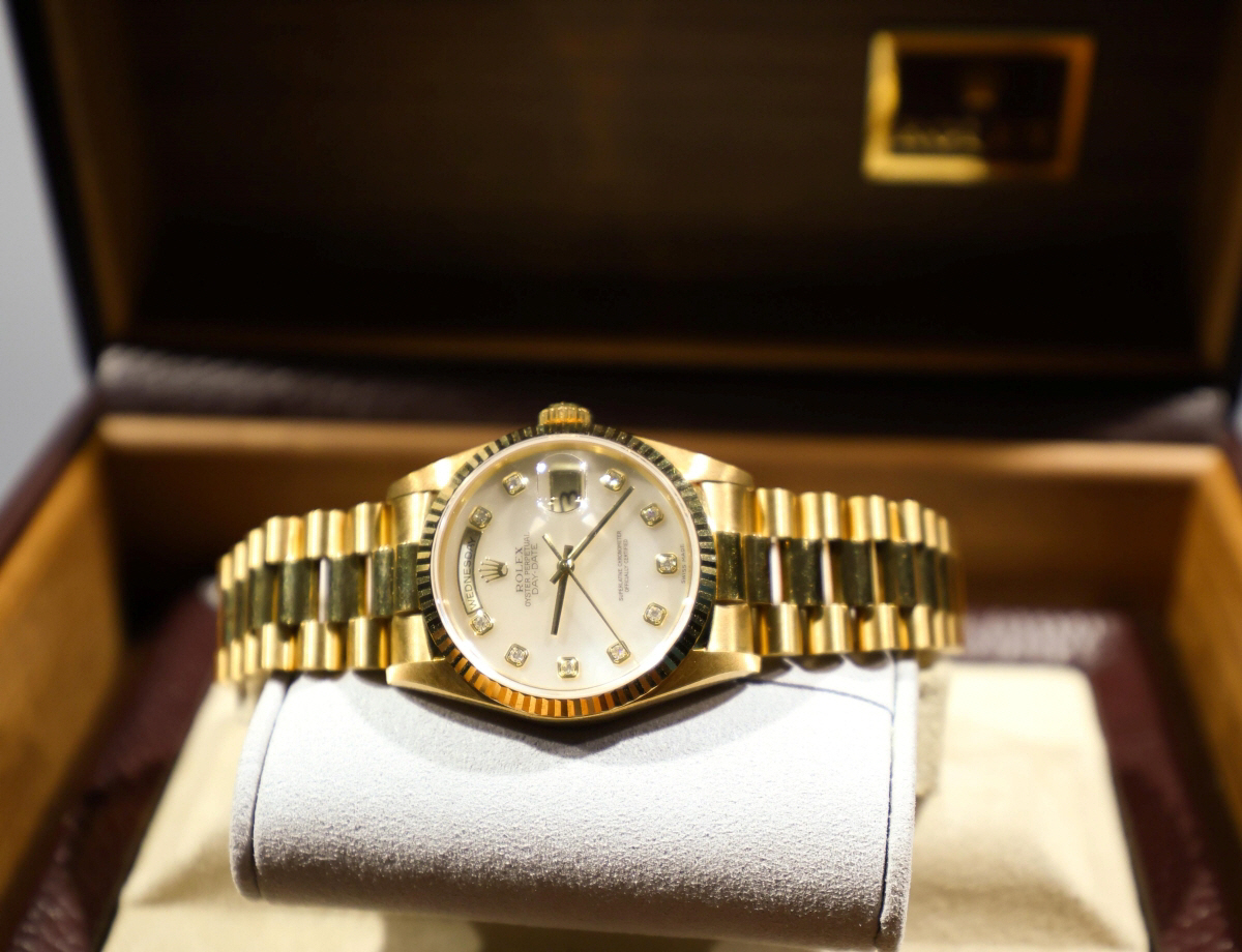 ▲13일 서울 송파구 잠실야구장에 ‘2023 신한은행 쏠 KBO 한국시리즈(KS)’ MVP LG 트윈스 오지환에게 전달될 롤렉스 시계가 전시돼 있다. (뉴시스)