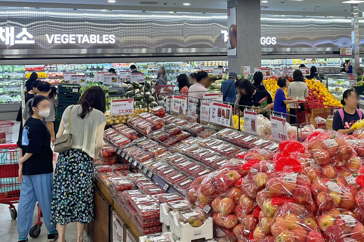 ▲서울시 중구에 위치한 제타플렉스 서울역점 농산 매대에서 상품을 구매하고 있는 고객의 모습 (사진제공=롯데마트)