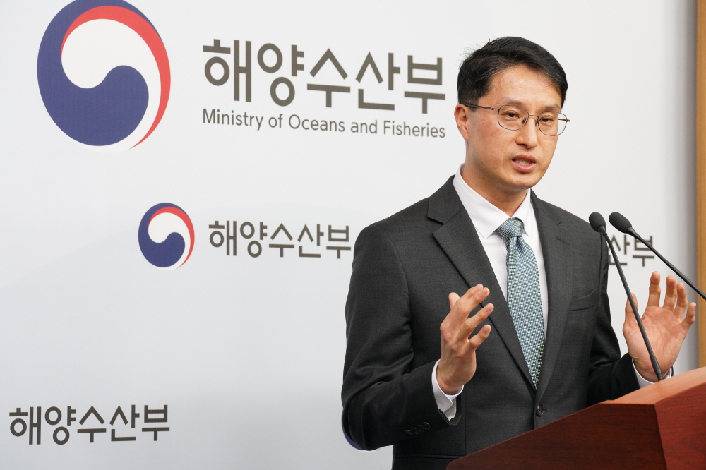 ▲윤현수 해양수산부 해운물류국장이 14일 정부세종청사에서 친환경 선박연료 공급망 구축방안을 발표하고 있다. (사진제공=해양수산부)