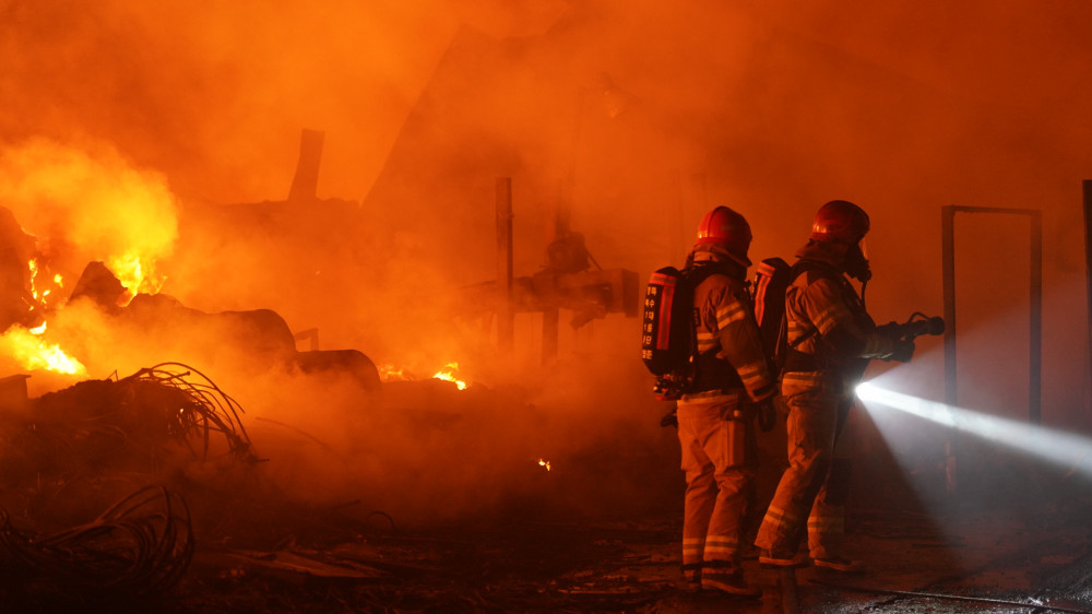 ▲14일 오후 경북 영천시 대창면 사리리 한 폐전선공장 야적장 화재로 대응 1단계가 발령된 가운데 소방관들이 밤샘 진화 작업을 벌이고 있다. 경북도소방본부 제공. (연합뉴스)
