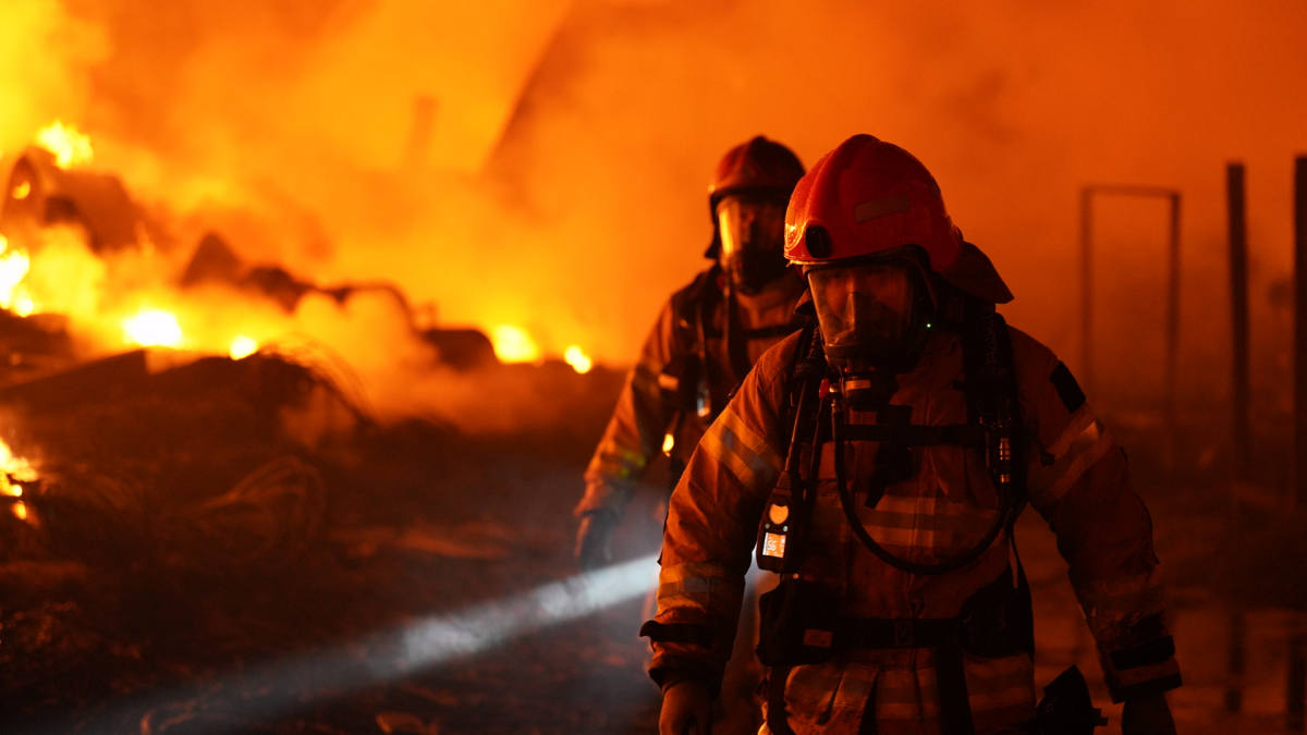 ▲14일 오후 경북 영천시 대창면 사리리 한 폐전선공장 야적장 화재로 대응 1단계가 발령된 가운데 소방관들이 밤샘 진화 작업을 벌이고 있다. 경북도소방본부 제공. (연합뉴스)