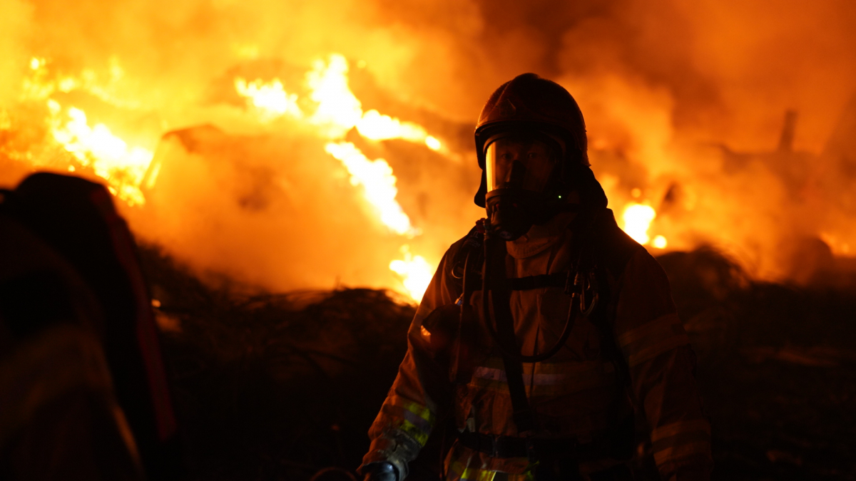 ▲14일 오후 경북 영천시 대창면 사리리 한 폐전선공장 야적장 화재로 대응 1단계가 발령된 가운데 소방관들이 밤샘 진화 작업을 벌이고 있다. 경북도소방본부 제공. (연합뉴스)