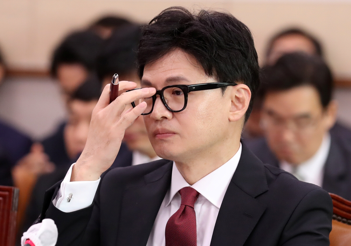 ▲한동훈 법무부 장관이 10월 26일 오전 서울 여의도 국회에서 열린 법제사법위원회 종합감사에서 안경을 만지고 있다. (뉴시스)
