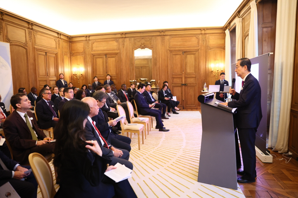 ▲한덕수 국무총리가 13일(현지시각) 각국 BIE 대표를 초청한 조찬 간담회에서 인사말을 하고 있다. 이날 한 총리는 엑스포는 메달을 놓고 경쟁하는 월드컵, 올림픽과 달리 각 국가들의 연대의 장이 돼야 한다며, 한국은 부산세계박람회를 통해 한국전 이후 그간 국제사회로부터 받은 지원을 돌려주고 진정한 연대의 가치를 실천할 것이라고 밝혔다. (사진제공=총리실)