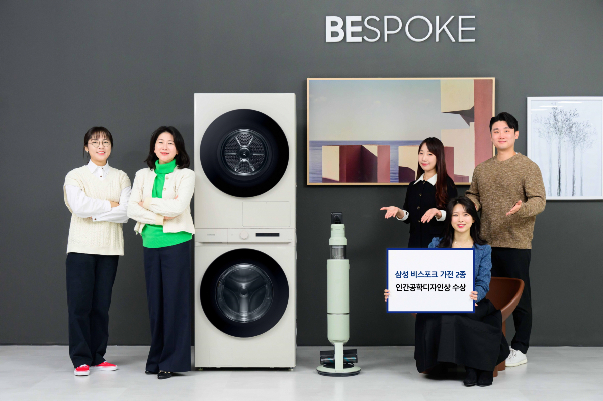 ▲이보나 삼성전자 생활가전사업부 상무와 팀원들이 2023년 인간공학디자인상을 수상한 '비스포크 제트 AI'와 '비스포크 그랑데 AI 원바디 탑핏(Top-Fit)'을 소개하고 있다. (자료제공=삼성전자)