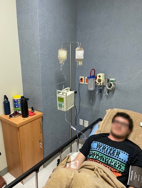 ▲14일 자폐증 환자가  NK세포치료제(SNK01)를 처음 투약받고 있다.  (사진제공=엔케이맥스)