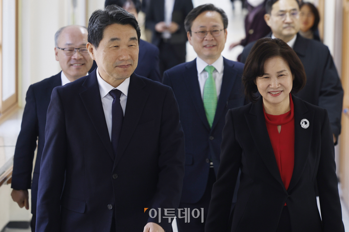 ▲이주호 사회부총리 겸 교육부 장관이 15일 시각장애인 수험생 격려 및 시험장 준비 상황 점검을 위해 서울 종로구 국립 서울맹학교 종로캠퍼스를 방문해 이동하고 있다. 오른쪽은 조양숙 국립 서울맹학교 교장. 조현호 기자 hyunho@