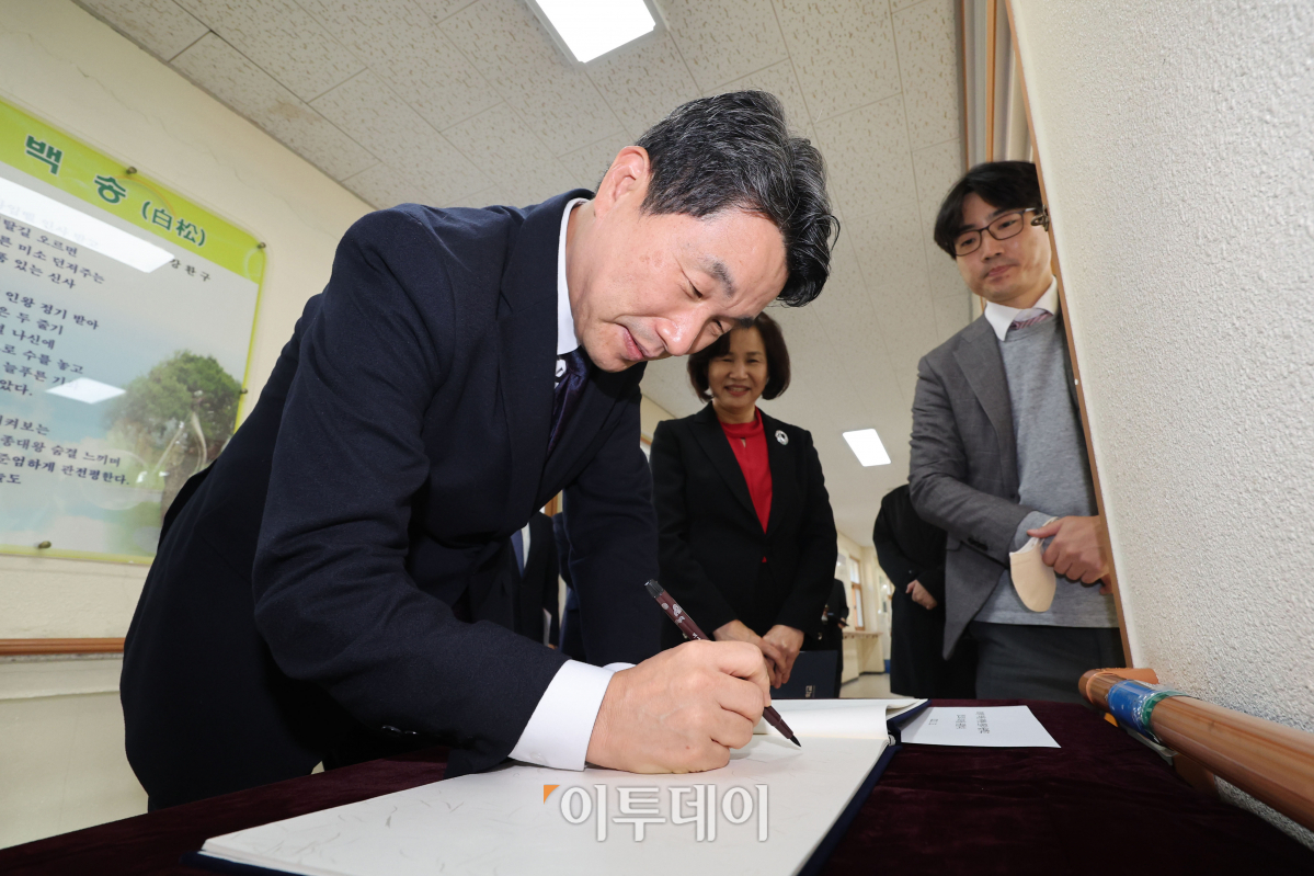 ▲2024학년도 대학수학능력시험을 하루 앞둔 15일 오전 서울 종로구 국립 서울맹학교 종로캠퍼스에서 이주호 사회부총리 겸 교육부장관이 방명록을 작성하고 있다. 조현호 기자 hyunho@