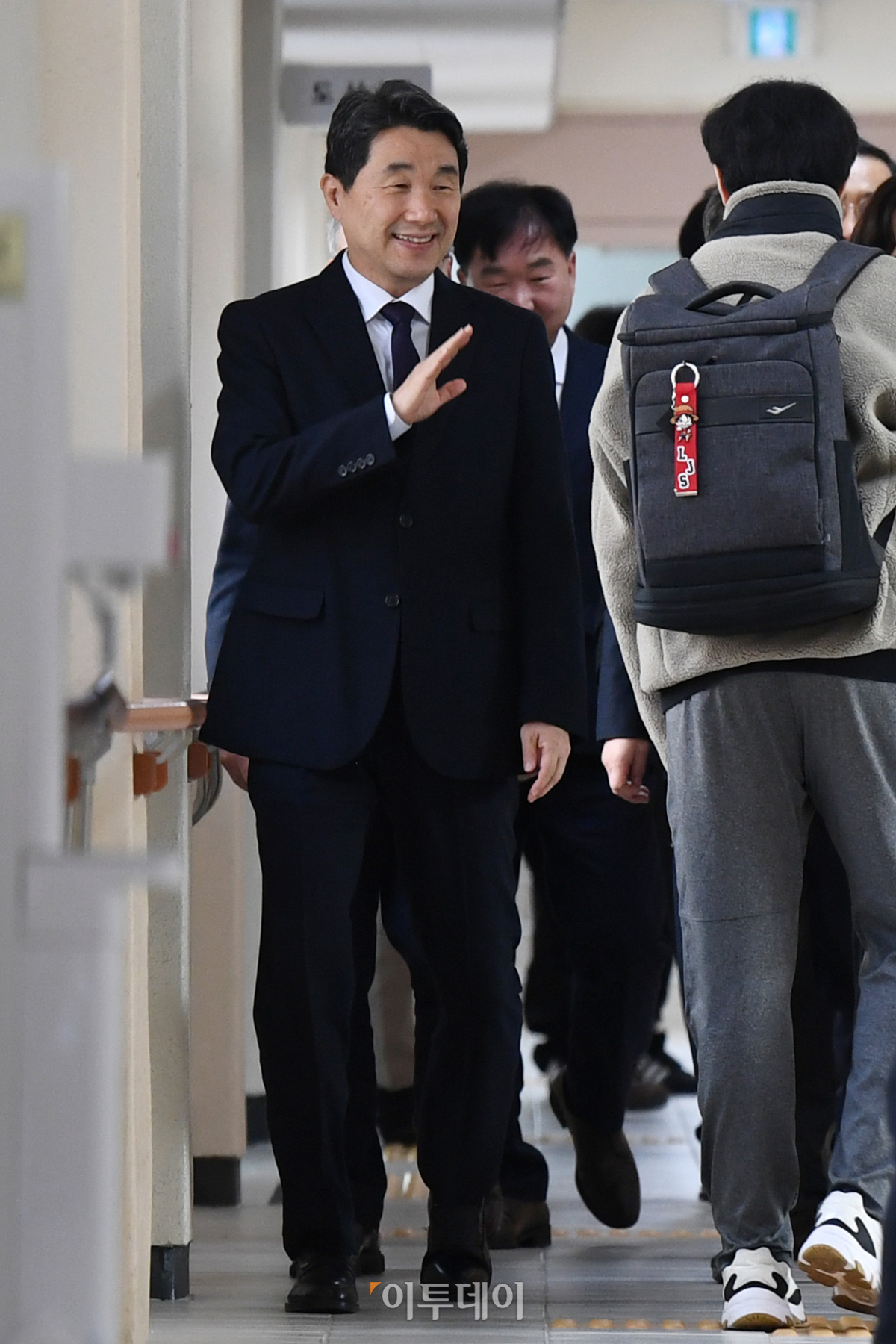 ▲이주호 사회부총리 겸 교육부 장관이 15일 오전 시각장애인 수험생 격려 및 시험장 준비 상황 점검을 위해 서울 종로구 국립 서울맹학교 종로캠퍼스에 방문해 이동하고 있다. 조현호 기자 hyunho@