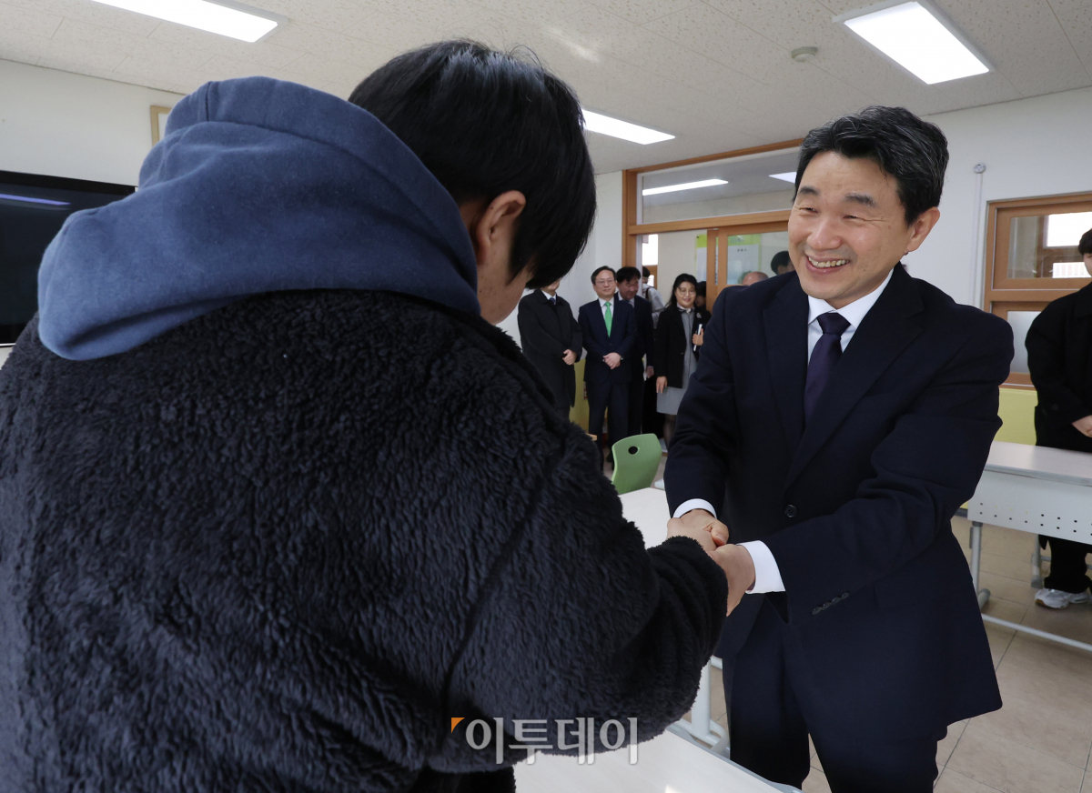 ▲2024학년도 대학수학능력시험을 하루 앞둔 15일 오전 서울 종로구 국립 서울맹학교 종로캠퍼스에서 이주호 사회부총리 겸 교육부장관이 시각장애인 수험생들을 만나 격려하고 있다. 조현호 기자 hyunho@