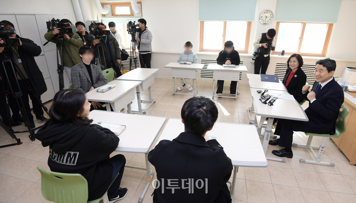 ▲2024학년도 대학수학능력시험을 하루 앞둔 15일 오전 서울 종로구 국립 서울맹학교 종로캠퍼스에서 이주호 사회부총리 겸 교육부장관이 시각장애인 수험생들을 만나 격려하고 있다. 조현호 기자 hyunho@