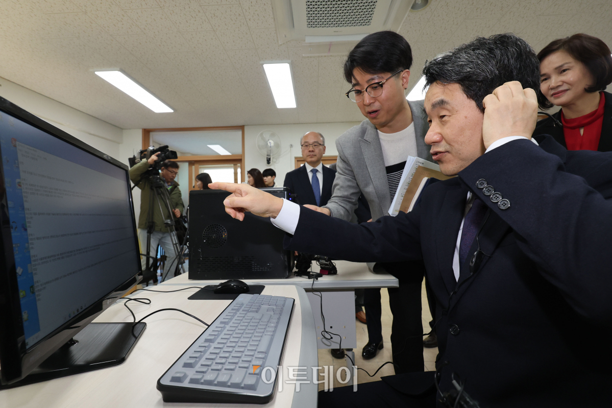 ▲2024학년도 대학수학능력시험을 하루 앞둔 15일 오전 서울 종로구 서울맹학교에서 이주호 사회부총리 겸 교육부장관이 시각장애인용 수능 음성 평가자료를 들어보고 있다. 조현호 기자 hyunho@