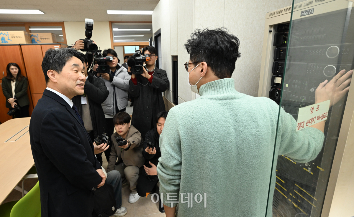 ▲이주호 사회부총리 겸 교육부장관이 수능을 하루 앞둔 15일 서울 종로구 국립 서울 맹학교 종로캠퍼스에 설치된 시험장을 방문해  방송실에서 관계자의 설명을 듣고  있다. 조현호 기자 hyunho@