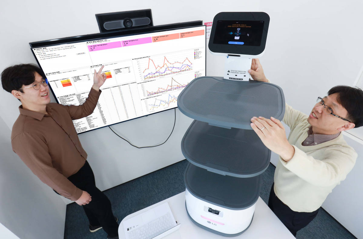 ▲LG유플러스 직원들이 로봇 이용 고객 경험을 개선하기 위해 데이터 분석 리포트를 리뷰하고 있다. (사진제공=LG유플러스)