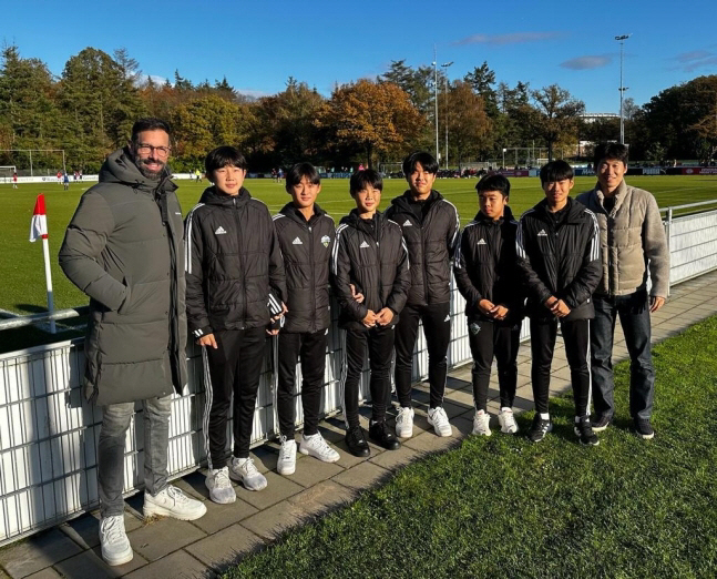 ▲박지성(오른쪽 첫 번째)과 판니스텔로이(왼쪽 첫 번째)가 네덜란드 리그 PSV 아인트호벤 구단에서 연수를 받고 있는 K리그1 전북 현대의 15세 이하 유망주들을 만나 격려했다. 전북 현대 제공
