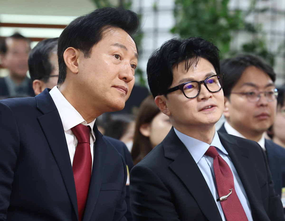 ▲한동훈 법무부 장관과 오세훈 서울시장이 15일 오후 서울 동작구 서울여성플라자에서 열린 법무부-서울시 범죄피해자 원스톱 솔루션 센터 설치·운영 업무협약식에서 이야기를 나누고 있다. (연합뉴스)