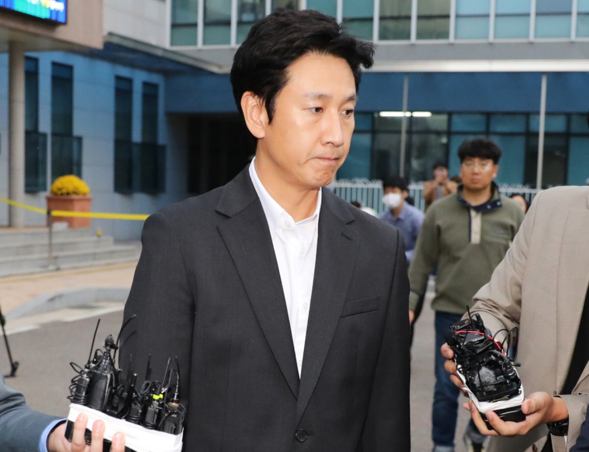 ▲마약 투약 혐의로 입건된 배우 이선균이 4일 오후 인천 남동구 인천 논현경찰서에서 2차 소환조사를 마치고 나서고 있다. (뉴시스)
