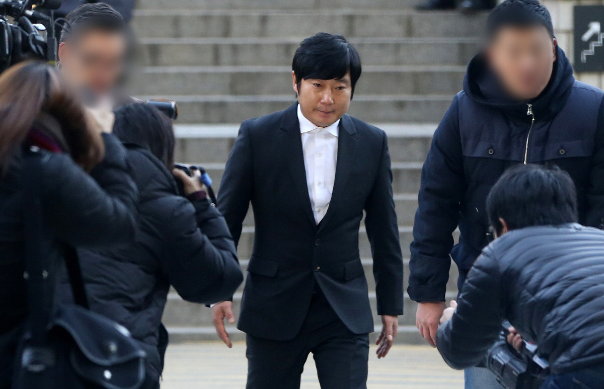 ▲2013년 12월 6일 상습도박 혐의로 불구속 기소된 코미디언 이수근이 첫 공판을 받기 위해 서울 서초동 중앙지방법원으로 들어서고 있다. (연합뉴스)
