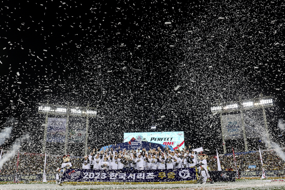 ▲13일 서울 송파구 잠실야구에서 열린 ‘2023 신한은행 쏠 KBO 한국시리즈(KS)’ 5차전 kt 위즈와의 경기에서 승리하며 한국시리즈 우승을 차지한 LG 트윈스 선수들이 시상식에서 트로피를 들고 기쁨을 나누고 있다. 기사와 직접 관련 없는 자료용 사진. (뉴시스)
