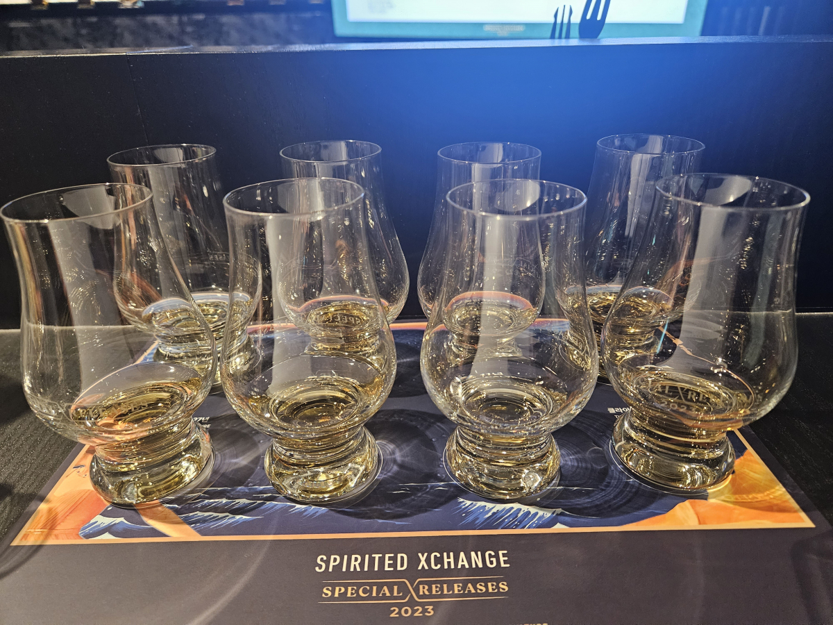 ▲디아지오 '2023 스페셜 릴리즈' 위스키 8종이 잔에 담겨 있다. (김지영 기자 kjy42@)