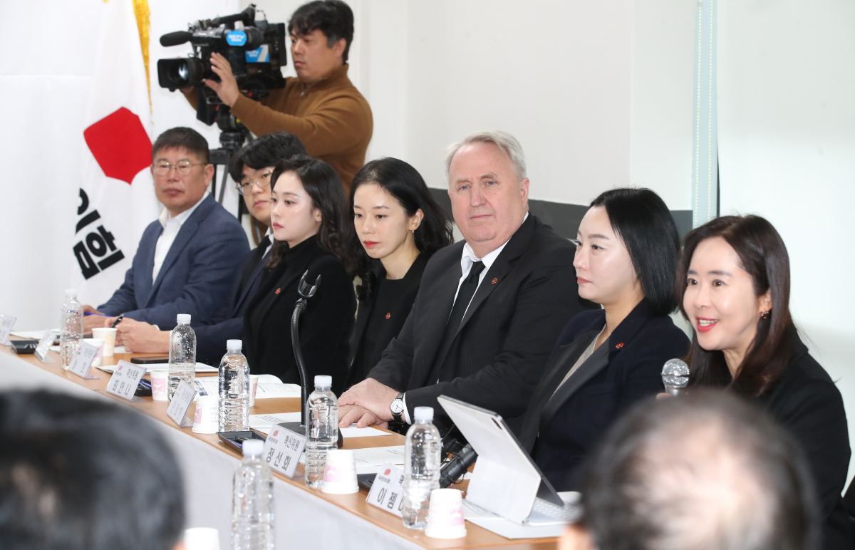 ▲인요한 국민의힘 혁신위원장과 혁신위원. (뉴시스)