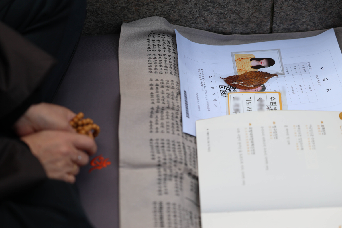 ▲2024학년도 대학수학능력시험을 하루 앞둔 15일 서울 강북구 도선사에서 열린 수능 학업성취 기도회에서 불자들이 자녀 및 손자 손녀의 대학 합격을 위해 기도하고 있다. 신태현 기자 holjjak@