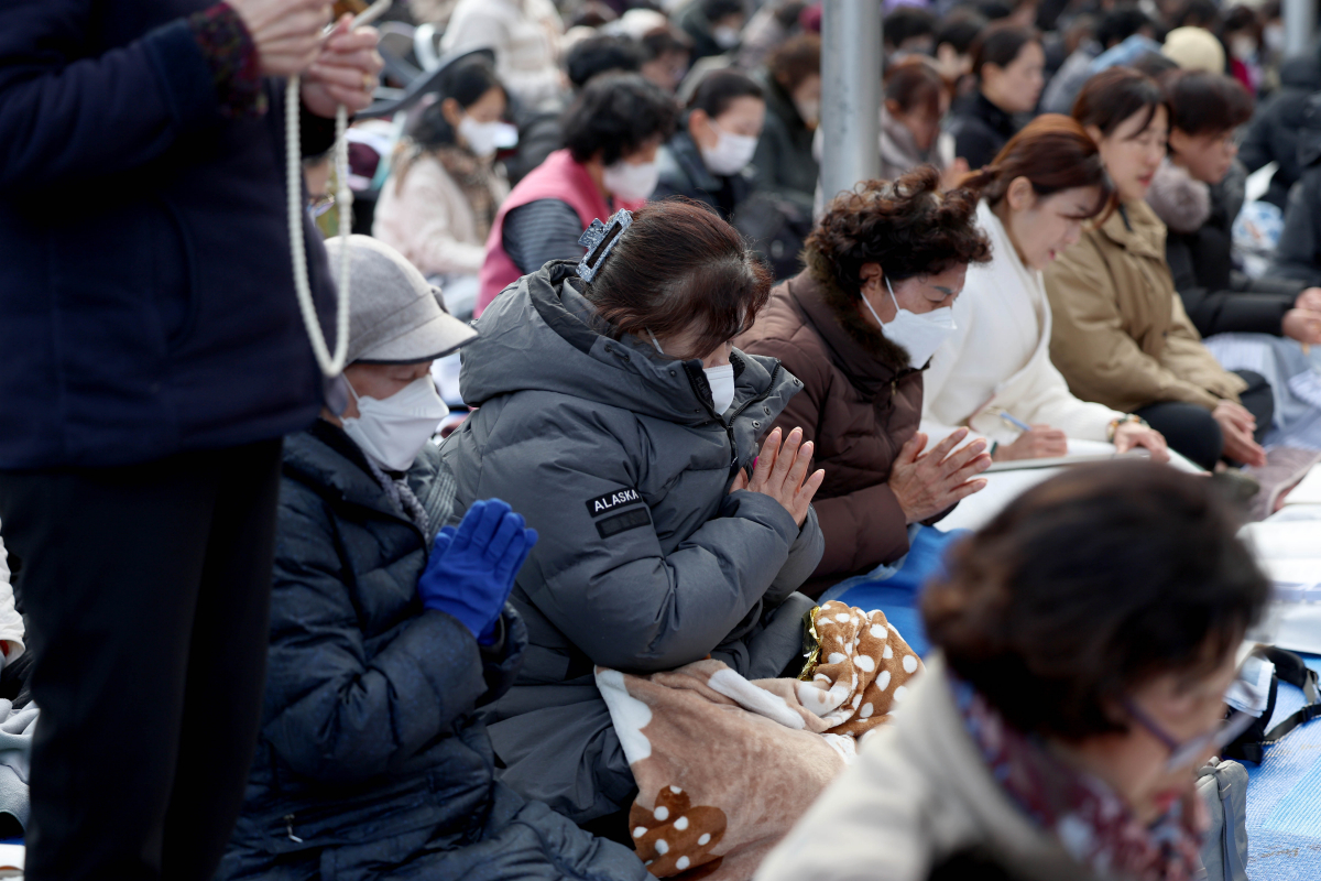 ▲2024학년도 대학수학능력시험을 하루 앞둔 15일 서울 강북구 도선사에서 열린 수능 학업성취 기도회에서 불자들이 자녀 및 손자 손녀의 대학 합격을 위해 기도하고 있다. 신태현 기자 holjjak@