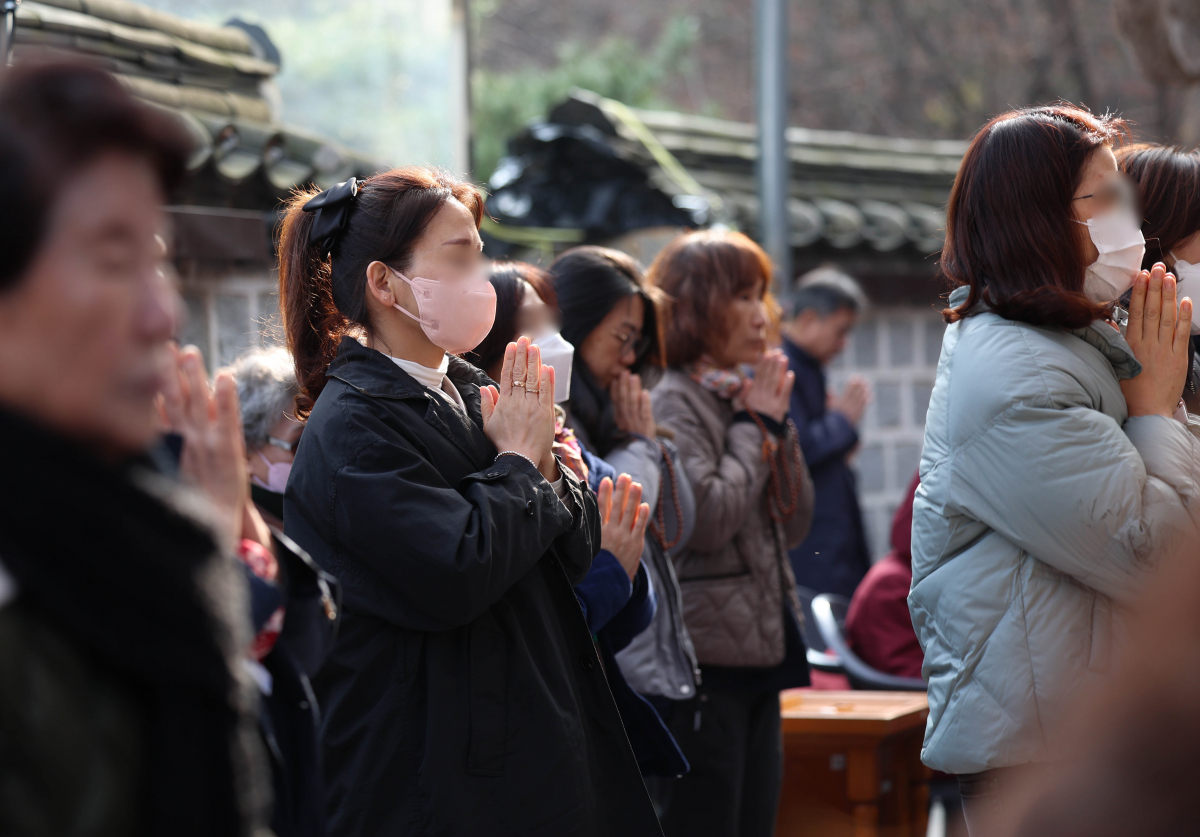 ▲2024학년도 대학수학능력시험을 하루 앞둔 15일 서울 강북구 도선사에서 열린 수능 학업성취 기도회에서 불자들이 자녀 및 손자 손녀의 대학 합격을 위해 기도하고 있다. 신태현 기자 holjjak@