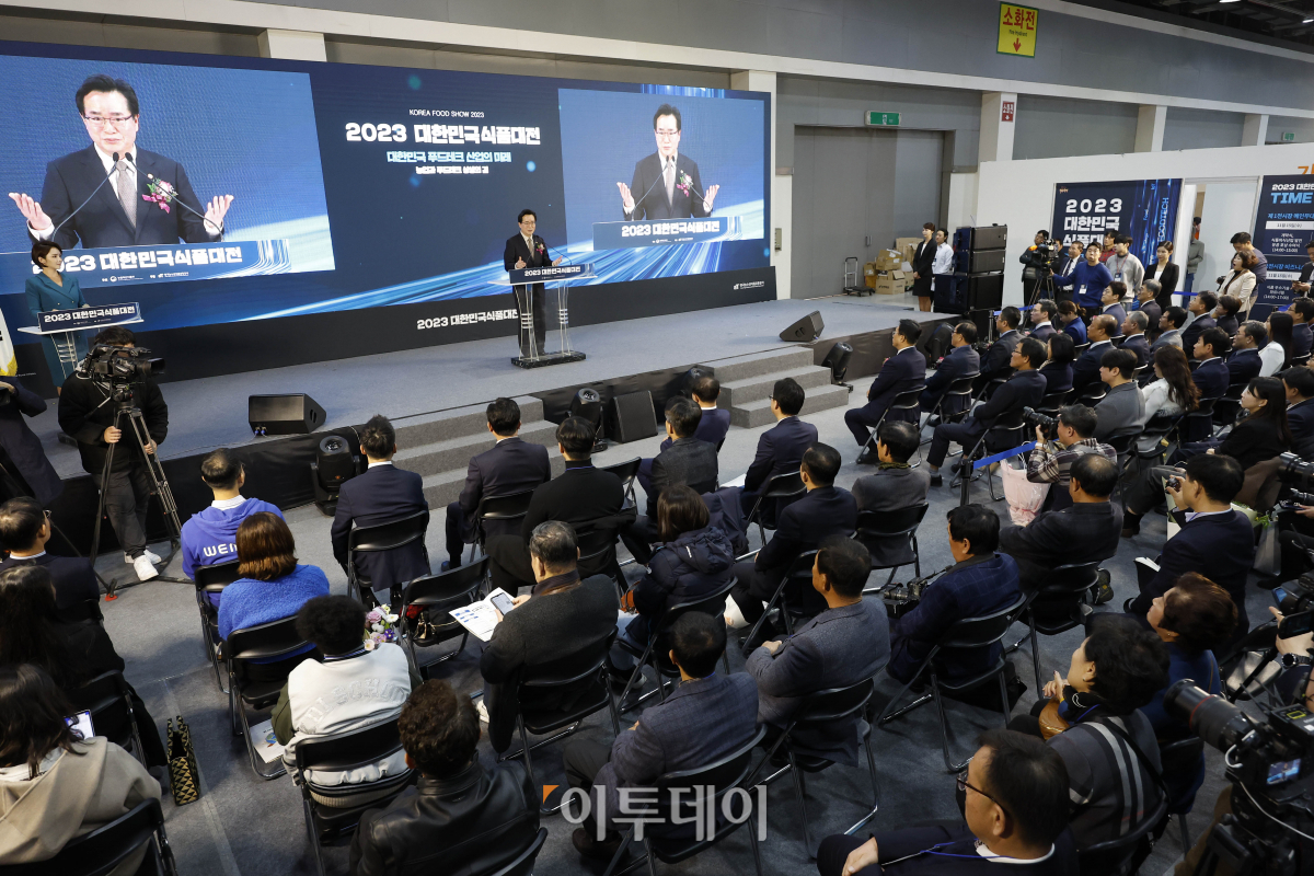 ▲정황근 농림축산식품부 장관이 15일 서울 서초구 aT센터에서 열린 2023 대한민국식품대전(KFS) 개막식에서 격려사를 하고 있다. 조현호 기자 hyunho@