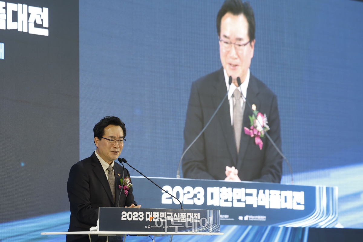 ▲정황근 농림축산식품부 장관이 15일 서울 서초구 aT센터에서 열린 2023 대한민국식품대전(KFS) 개막식에서 격려사를 하고 있다. 조현호 기자 hyunho@
