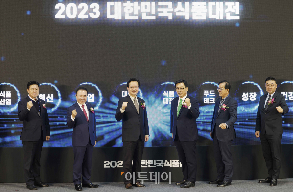 ▲정황근 농림축산식품부 장관(왼쪽 세번째)과 참석자들이 15일 서울 서초구 aT센터에서 열린 2023 대한민국식품대전(KFS) 개막식에서 개막 세리머니에 앞서 기념촬영을 하고 있다. 조현호 기자 hyunho@