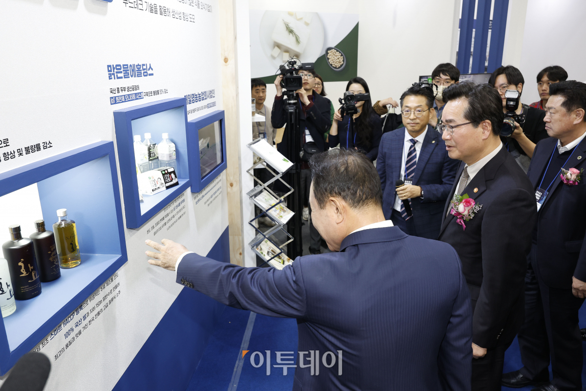 ▲정황근 농림축산식품부 장관이 15일 서울 서초구 aT센터에서 열린 2023 대한민국식품대전(KFS)에서 전시 부스를 살펴보고 있다. 조현호 기자 hyunho@