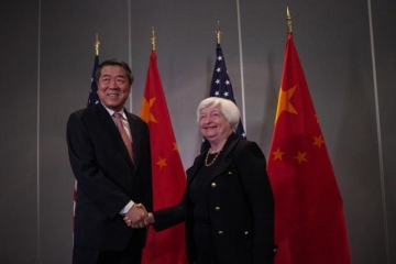 ▲재닛 옐런 미 재무부 장관(오른쪽)과 허리펑 중국 부총리가 APEC 정상회의를 앞두고 9일(현지시간) 샌프란시스코에서 만나 악수하고 있다. AFP연합뉴스