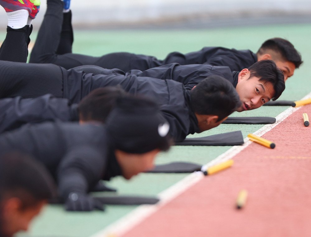 ▲싱가포르와의 2026 북중미 월드컵 아시아지역 2차 예선 첫 경기를 하루 앞둔 15일 오후 서울 목동운동장에서 축구 대표팀 손흥민이 스트레칭을 하며 동료들과 이야기하고 있다.  (연합뉴스)