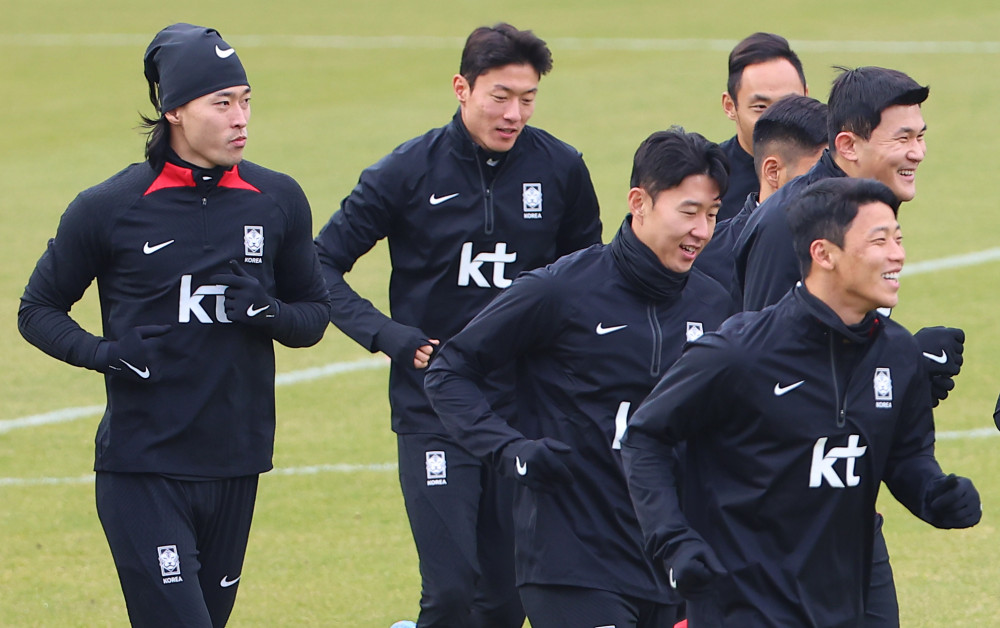 ▲싱가포르와의 2026 북중미 월드컵 아시아지역 2차 예선 첫 경기를 하루 앞둔 15일 오후 서울 목동운동장에서 축구 대표팀 조규성, 황의조, 손흥민, 황희찬, 김민재 등이 훈련에 앞서 몸을 풀고 있다.  (연합뉴스)
