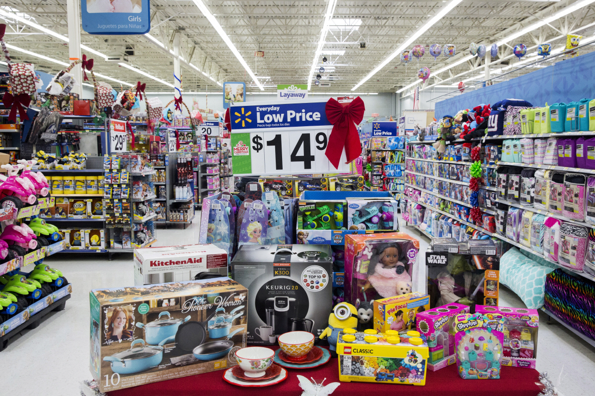 ▲미국 뉴저지 세코커스 월마트 매장에서 테이블 위에 놓인 상품들이 보인다. 세코커스(미국)/로이터연합뉴스
