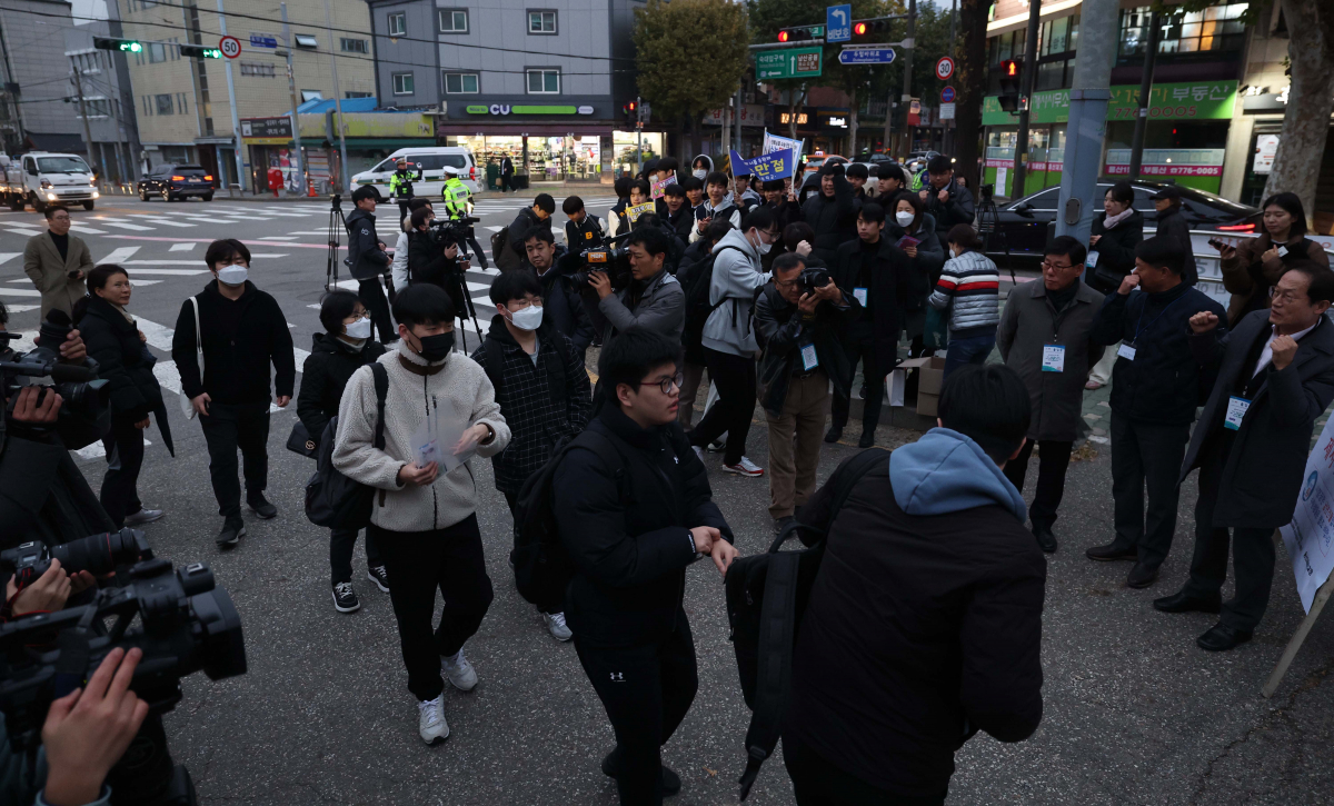 ▲2024학년도 대학수학능력시험일인 16일 서울 용산구 용산고 시험장으로 수험생들이 들어서고 있다. 신태현 기자 holjjak@
