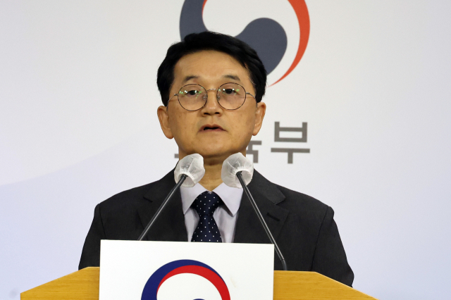 ▲16일 정부세종청사 교육부에서 정문성 대학수학능력시험 검토위원장이 2024학년도 대학수학능력시험 출제 기본 방향 브리핑을 하고 있다. (연합뉴스)