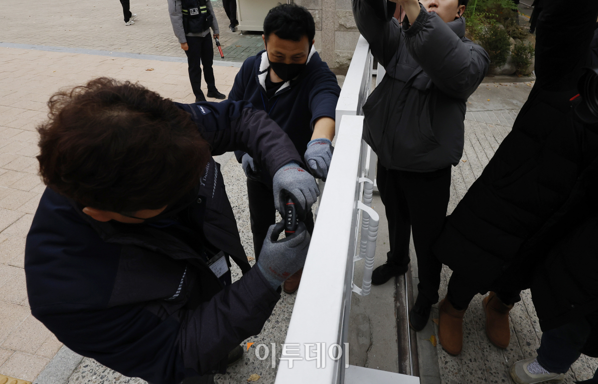 ▲2024학년도 대학수학능력시험일인 16일 오전 서울 영등포구 여의도여고에 마련된 시험장이 입실 시간이 마무리되며 문이 닫히고 있다. 조현호 기자 hyunho@