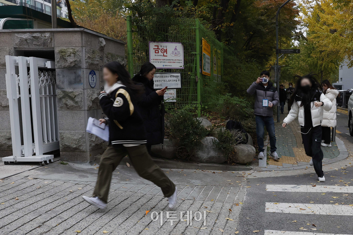 ▲2024학년도 대학수학능력시험일인 16일 오전 서울 영등포구 여의도여고에 마련된 시험장에서 입실 마감 시간을 앞두고 도착한 수험생들이 시험장에 뛰어 들어가고 있다. 조현호 기자 hyunho@