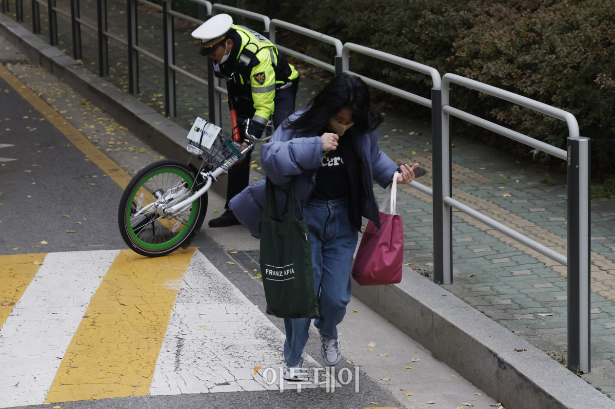 ▲2024학년도 대학수학능력시험일인 16일 오전 서울 영등포구 여의도여고에 마련된 시험장에서 입실 마감 시간을 앞두고 도착한 수험생이 시험장에 뛰어 들어가고 있다. 조현호 기자 hyunho@