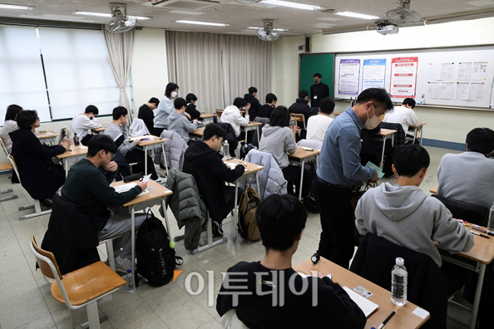 ▲2024학년도 대학수학능력시험이 치러진 16일 서울 용산고에서 수험생들이 시험을 준비하고 있다. (사진공동취재단)
