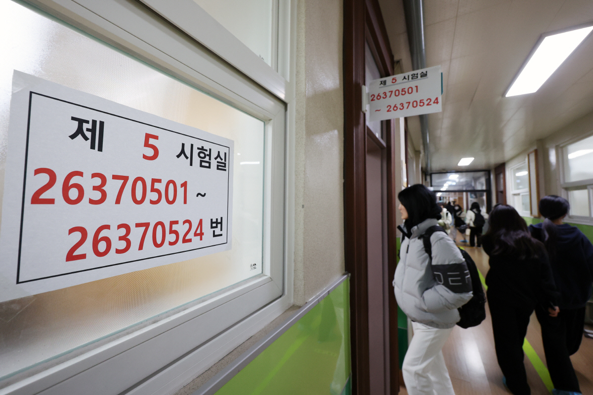 ▲16일 오전 광주 북구 경신여고 고사장에서 수험생들이 입실하고 있다. 연합뉴스