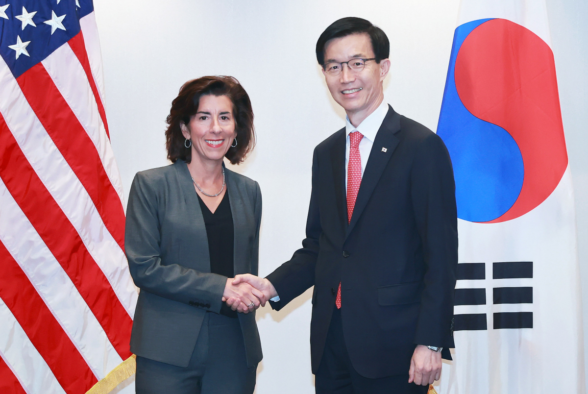 ▲방문규 산업통상자원부 장관이 15일(현지시간) 미국 샌프란시스코 메리어트 마르퀴스호텔에서 지나 러몬도(Gina Raimondo) 미국 상무부 장관과 만나 첨단산업 협력 확대 방안 및 통상현안 등을 논의하기 전 기념 촬영을 하고 있다.  (사진제공=산업통상자원부)