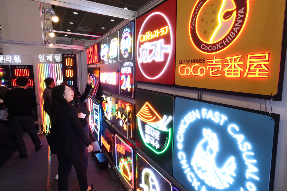 ▲16일 서울 강남구 코엑스에서 열린 ‘제31회 한국국제사인디자인전(KOSIGN)’에서 참관객들이 전시장을 둘러보고 있다. ‘옥외광고에 디지털을 더하다’(Digital beyond Signs)를 주제로 개최된 이번 행사는 전통 옥외광고 및 간판 기술에 디지털 영상, 인공지능(AI), 사물인터넷(IoT) 등 새로운 디지털 기술을 접목하는 한편 디지털프린팅 기술 적용 범위를 섬유, 인테리어, 유통설비 등 다양한 응용산업분야로 확장하기 위해 기획됐다. 신태현 기자 holjjak@