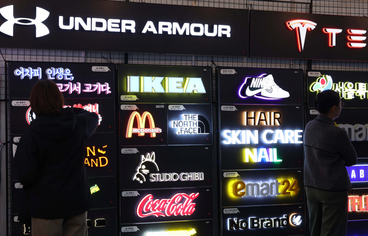 ▲16일 서울 강남구 코엑스에서 열린 ‘제31회 한국국제사인디자인전(KOSIGN)’에서 참관객들이 전시장을 둘러보고 있다. ‘옥외광고에 디지털을 더하다’(Digital beyond Signs)를 주제로 개최된 이번 행사는 전통 옥외광고 및 간판 기술에 디지털 영상, 인공지능(AI), 사물인터넷(IoT) 등 새로운 디지털 기술을 접목하는 한편 디지털프린팅 기술 적용 범위를 섬유, 인테리어, 유통설비 등 다양한 응용산업분야로 확장하기 위해 기획됐다. 신태현 기자 holjjak@